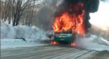 На въезде в Славянку сгорел пассажирский автобус
