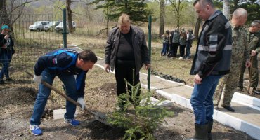 Владимир Миклушевский принял участие в субботнике у памятника герою