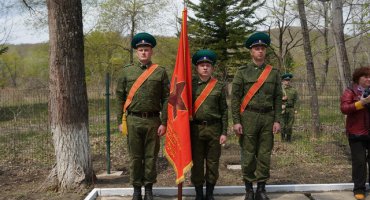 Владимир Миклушевский принял участие в субботнике у памятника герою