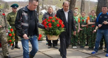 Владимир Миклушевский принял участие в субботнике у памятника герою