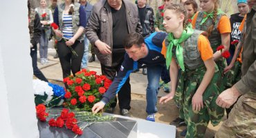 Владимир Миклушевский принял участие в субботнике у памятника герою