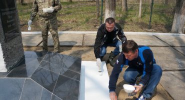 Владимир Миклушевский принял участие в субботнике у памятника герою