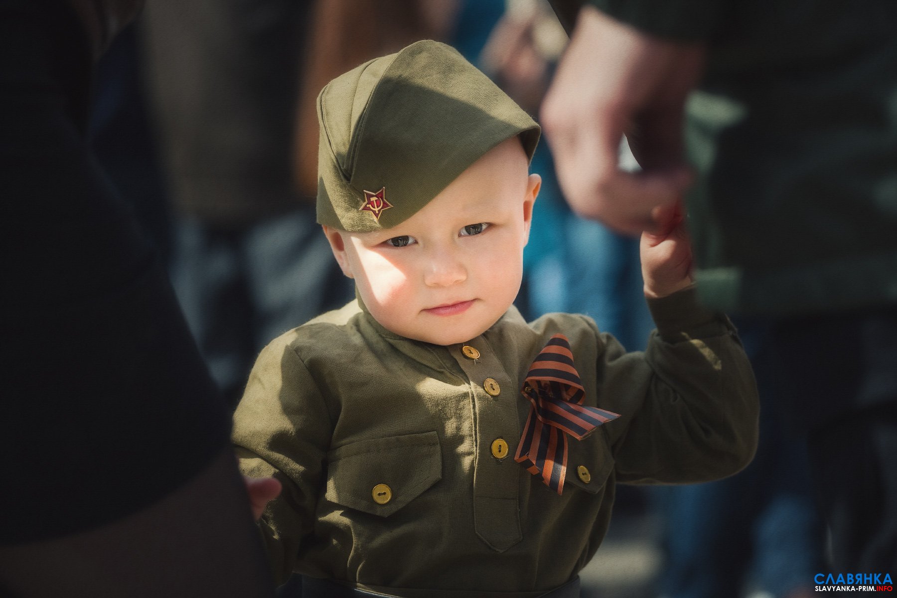 Сайт военной детской. Дети в военной форме. Малыш в военной форме. Маленькие дети в военной форме. Мальчик в военной форме.