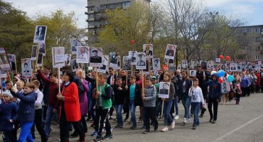 Поклонимся великим тем годам…