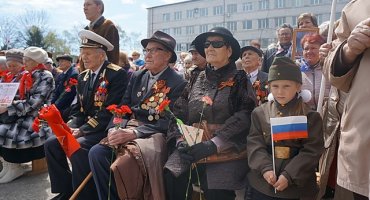 Поклонимся великим тем годам…