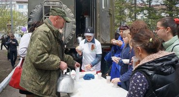 Поклонимся великим тем годам…