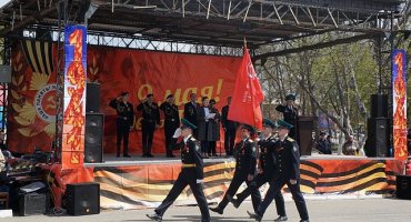 Поклонимся великим тем годам…
