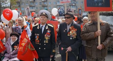 Поклонимся великим тем годам…