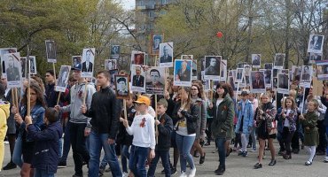 Поклонимся великим тем годам…