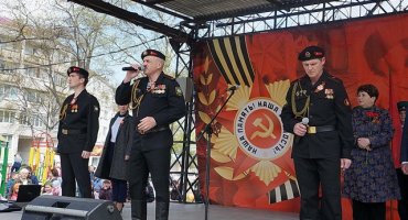 Поклонимся великим тем годам…