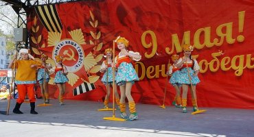 Поклонимся великим тем годам…