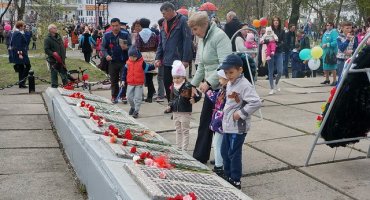 Поклонимся великим тем годам…