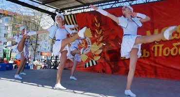 Поклонимся великим тем годам…
